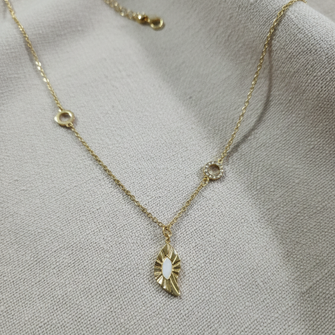 Gold Minimal Leaf Pendant Necklace