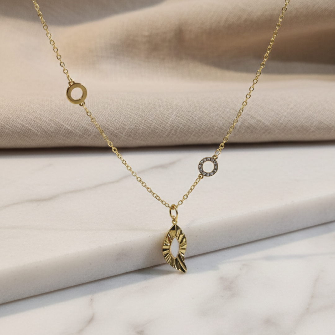 Gold Minimal Leaf Pendant Necklace