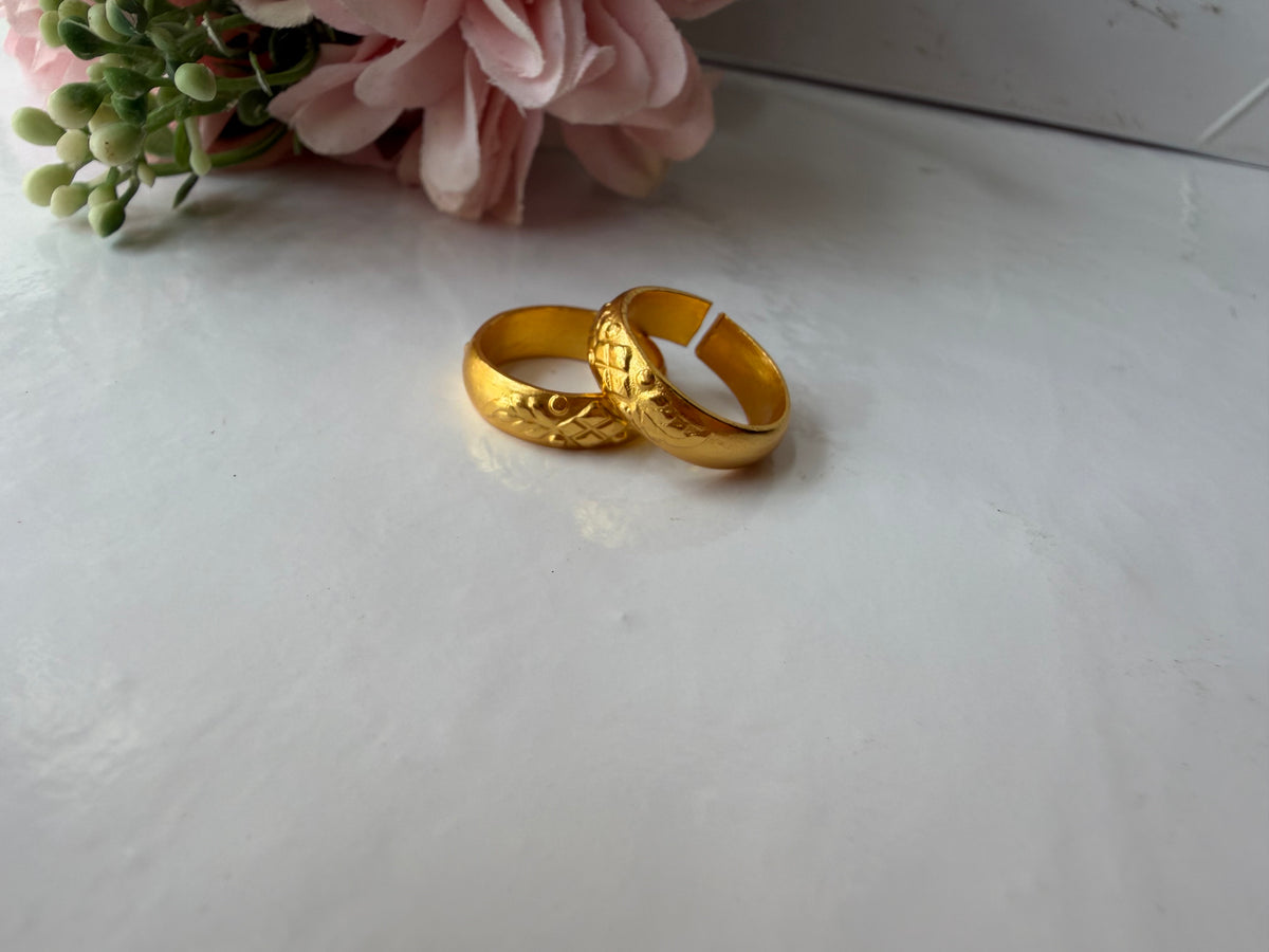 Impon Gold Polished Leaves Toe Rings
