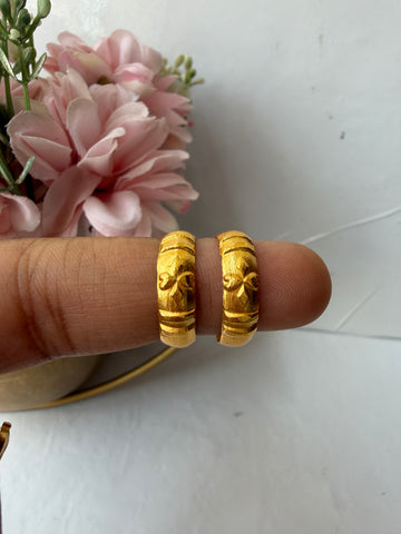 Impon Gold Polished Floral Toe Rings